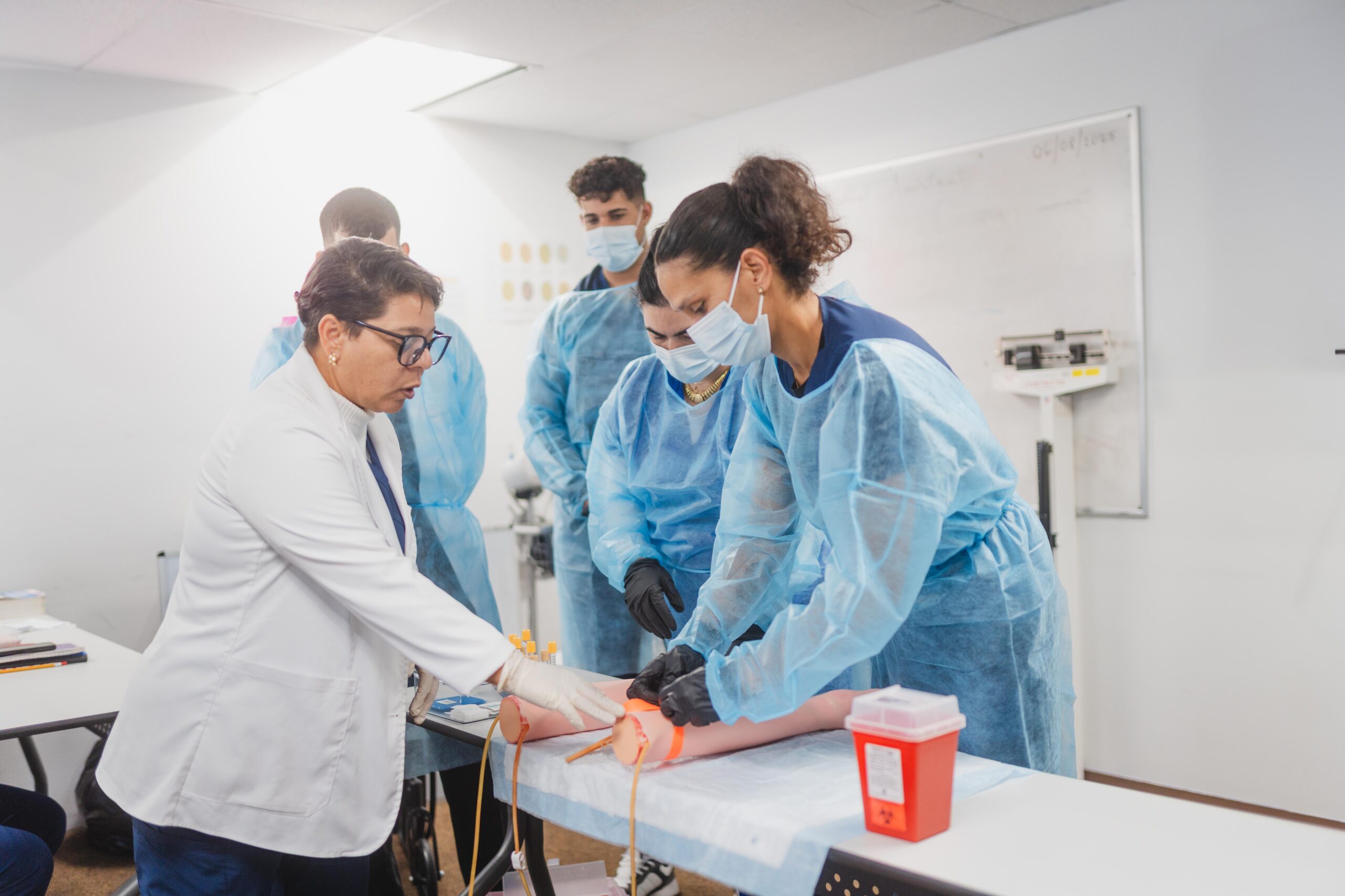 Estudiantes de Medical Assistant en práctica clínica